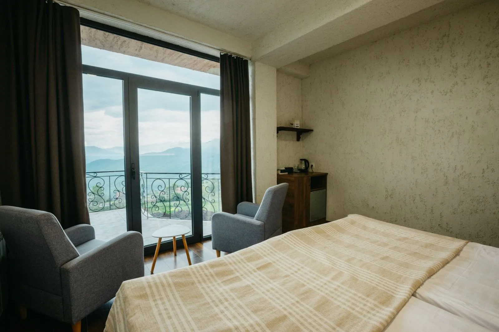 Calm room with a mountain view through the balcony door